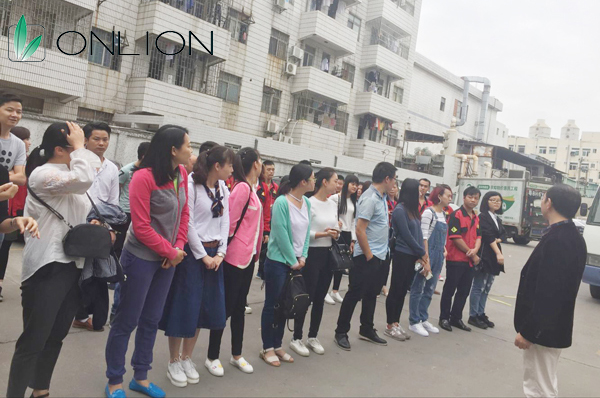 歐恩照明員工排隊前往醫(yī)院體檢