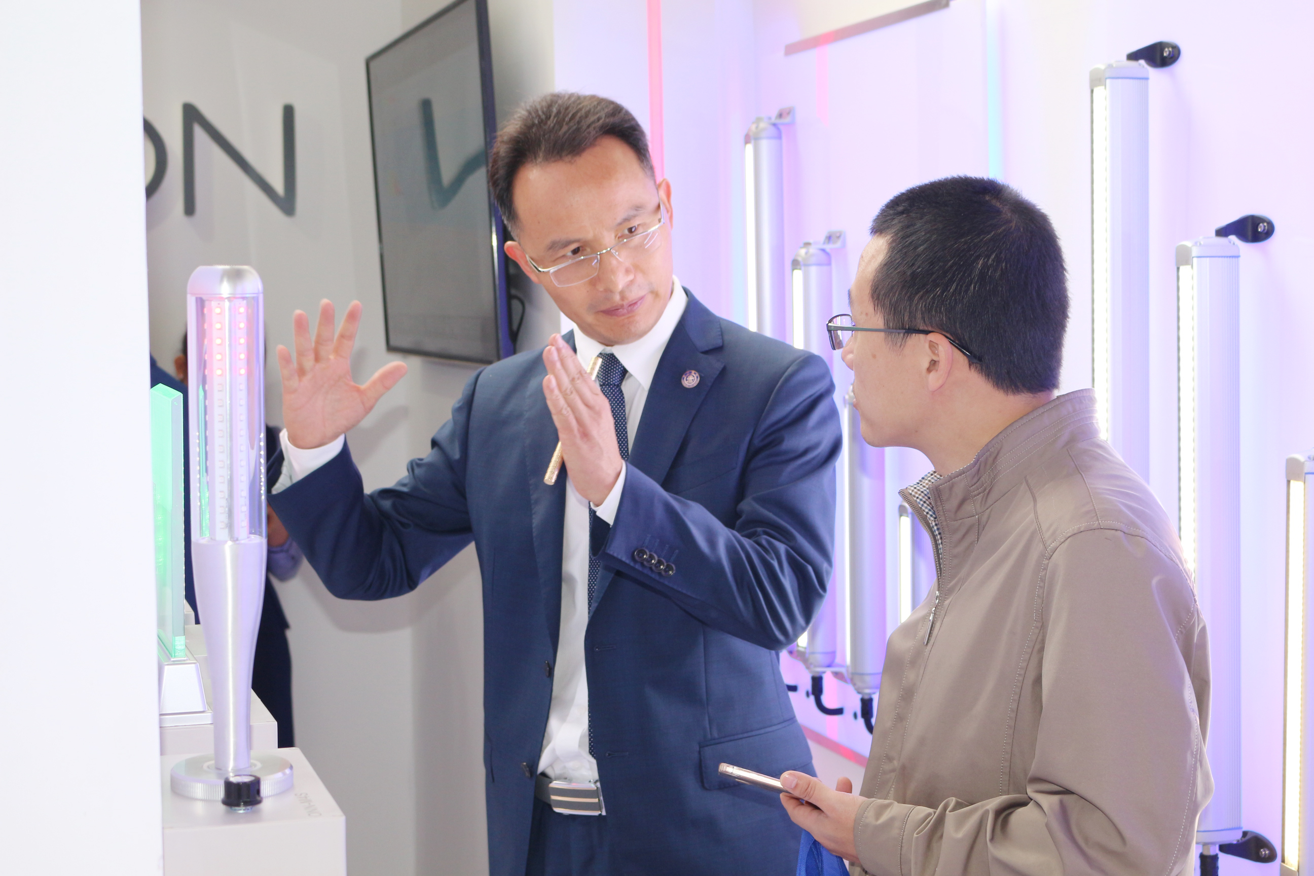 鄭總介紹新品LED機床工作燈 鄭總介紹新品LED機床工作燈